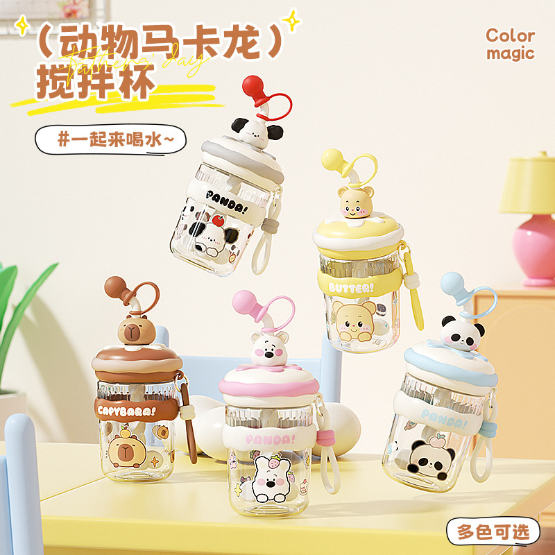 The animal macaron mixing cup comes with a sturdy handle for easy carrying. It features a silk-printed design and a spiral straw for drinking full figure