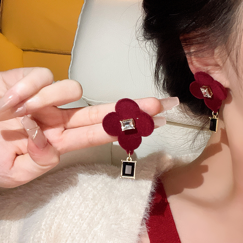 Autumn and winter velvet flower earrings for women, new 2024 style, versatile, high-end, elegant, retro zircon tassel earrings Application Scenario