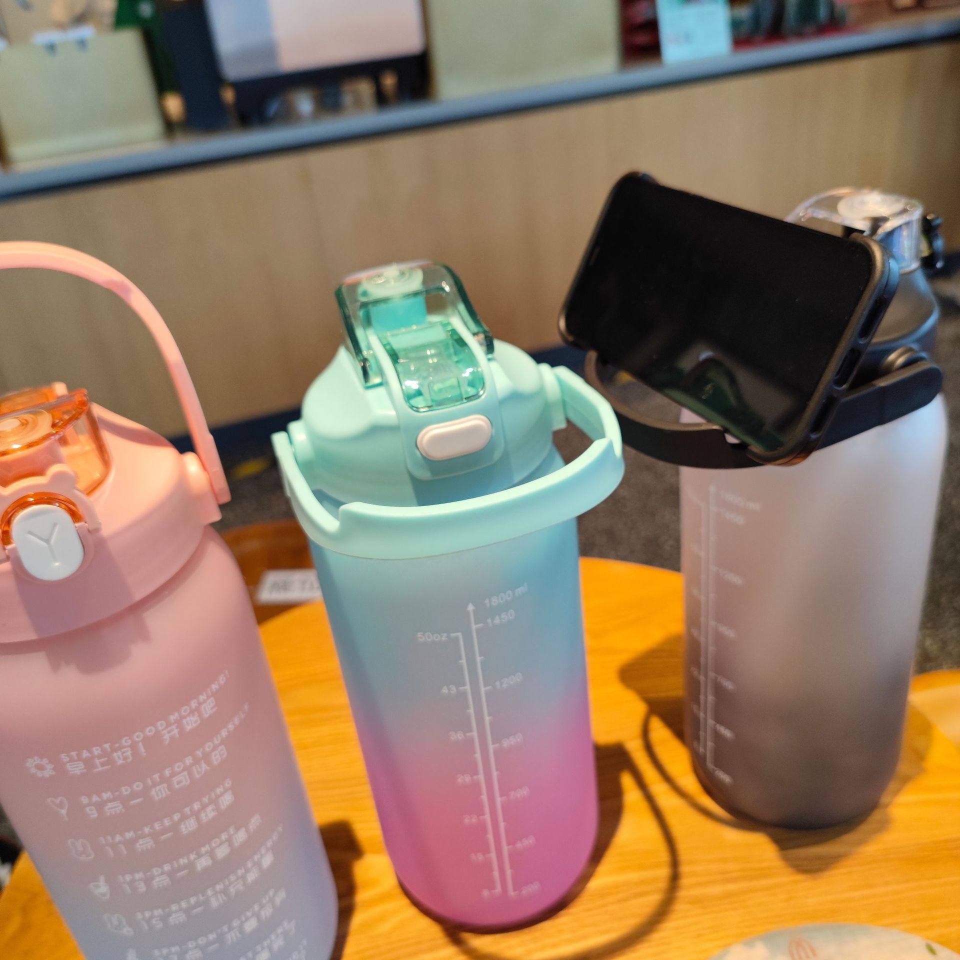 New large-capacity suction nozzle direct drinking water cup, portable handle plastic water bottle, pop-up cap gradient frosted water bottle Application Scenario