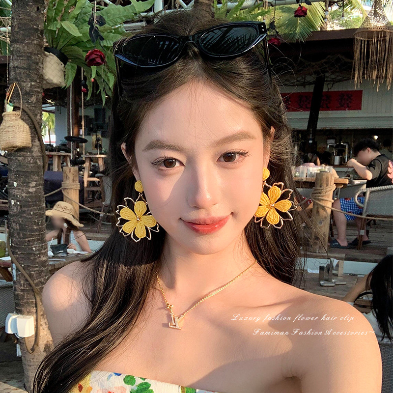 Yellow flower earrings for women's vacation style 2025, a new bestseller with a high-end feel, perfect for spring. Seaside earrings Application Scenario