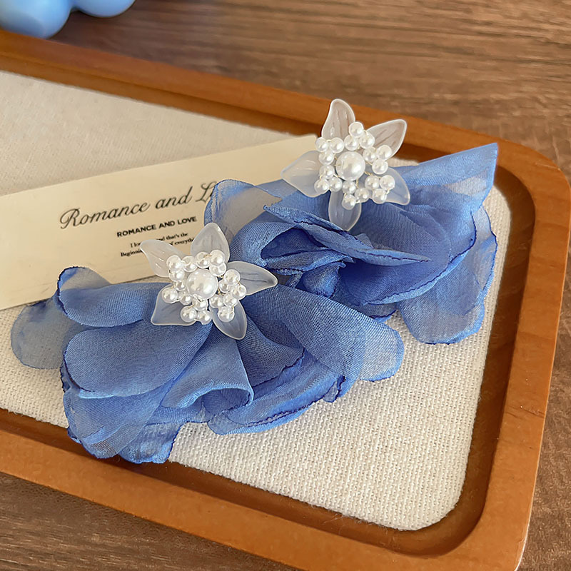 Super fairy chiffon blue flower ear studs for women, high-end and elegant ear studs, niche design sense, vacation style earrings and earrings Application Scenario
