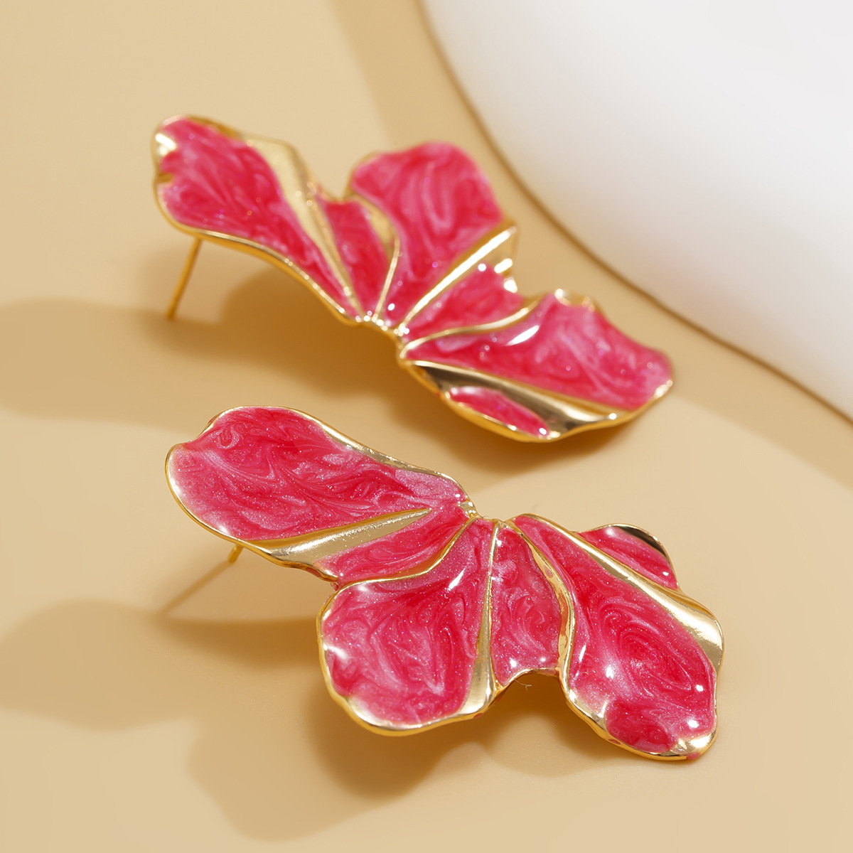 European and American style, grand vacation design, oil-dripping floral geometric stud earrings, cross-border bestseller, fashionable flower gradient earrings Application Scenario