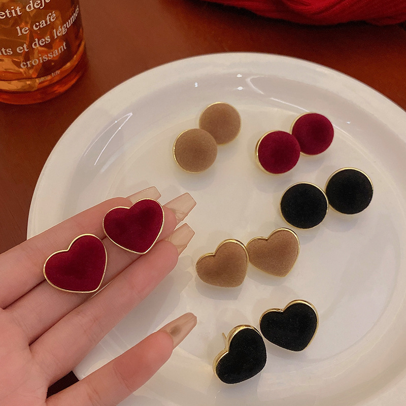 S925 Silver Needle Autumn/Winter Collection: Simple heart-shaped flocked earrings, light luxury geometric ball-shaped heart-shaped stud earrings, best-selling earrings full figure
