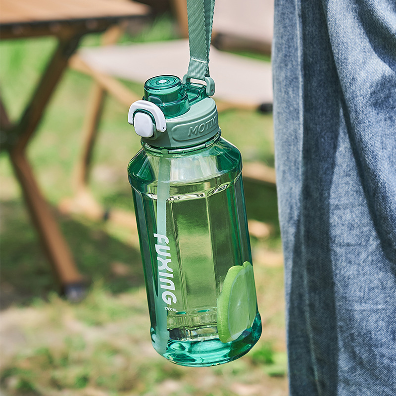 Fuxing Summer Sports Straw Cup, universal fitness outdoor portable water bottle, high appearance level, simple plastic cup, heat resistant Application Scenario