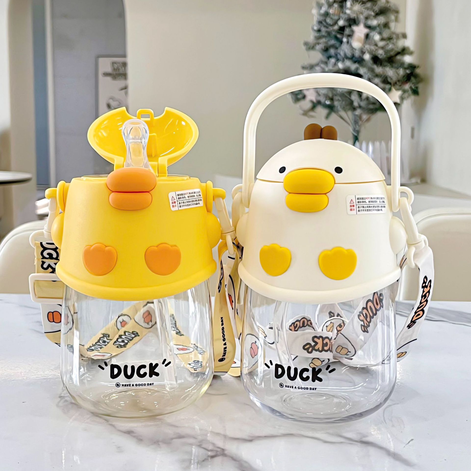 The new cute Dudu Duck plastic cup comes with a cup handle, a silicone spout, a carrying strap and a large-capacity plastic water cup Specification drawing