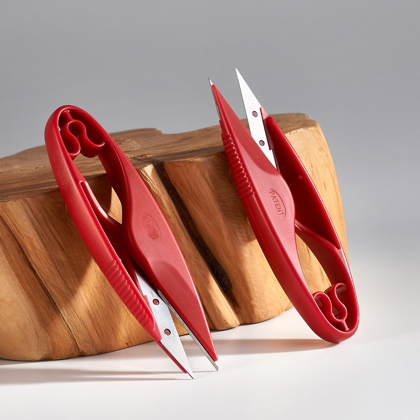 PIN-1455 double-edged yarn shears, stainless steel cross-stitch shears, replaceable blade ends, thread ends, and bandage shears Application Scenario