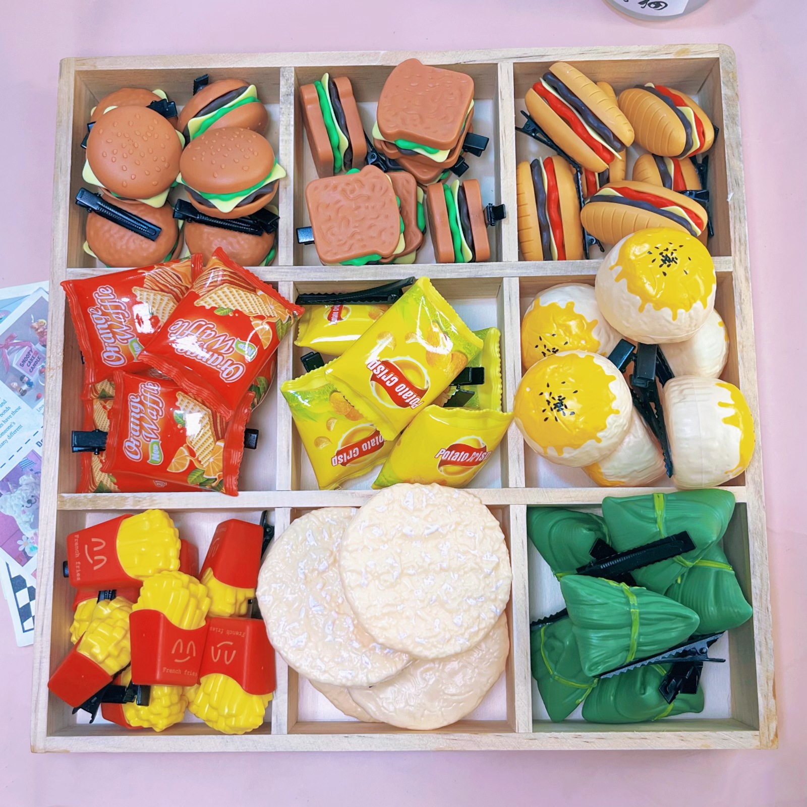 Miniature simulation food toys, hair clips, hamburgers, potato chips, French fries, cookies, funny hair accessories, cute and interesting hair accessories, hair clips wholesale Application Scenario