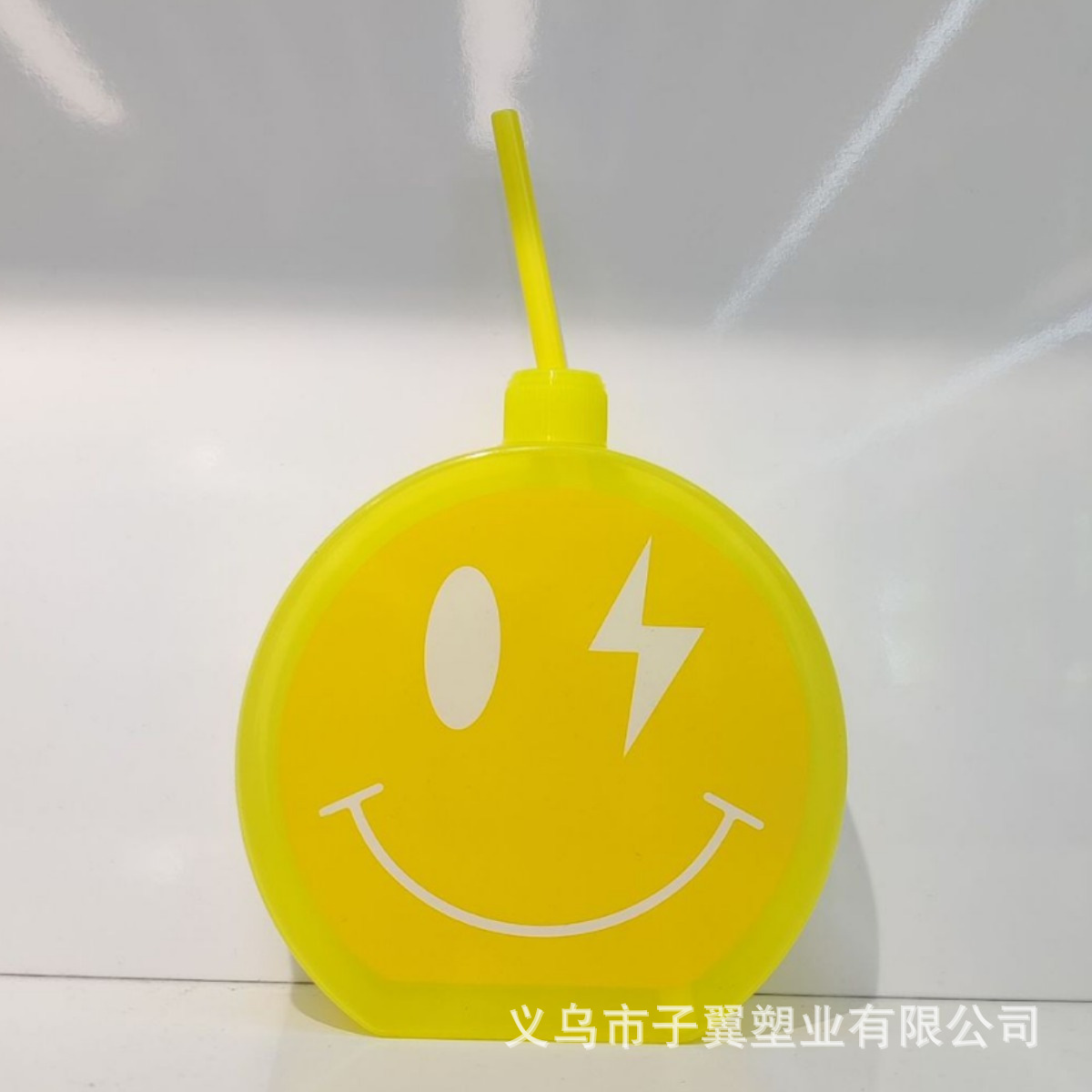 New wholesale PP creative cartoon-shaped cups, milk tea and juice drink cups, plastic straw cups and smiling face cups from the manufacturer Specification drawing