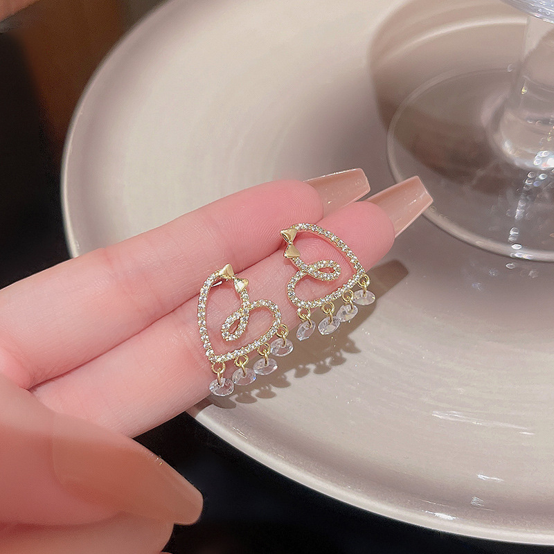 S925 Silver needle exquisite Super Glittering zirconia heart-shaped earrings, a cool and elegant style for women, versatile crystal pendant stud earrings full figure