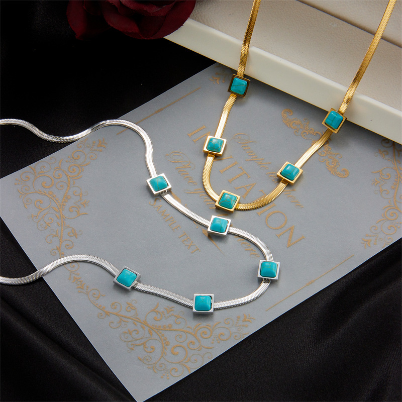 A new cross-border fashion collarbone necklace with a unique design of gold and silver dual-color titanium steel snake bone chain and turquoise cubes Specification drawing