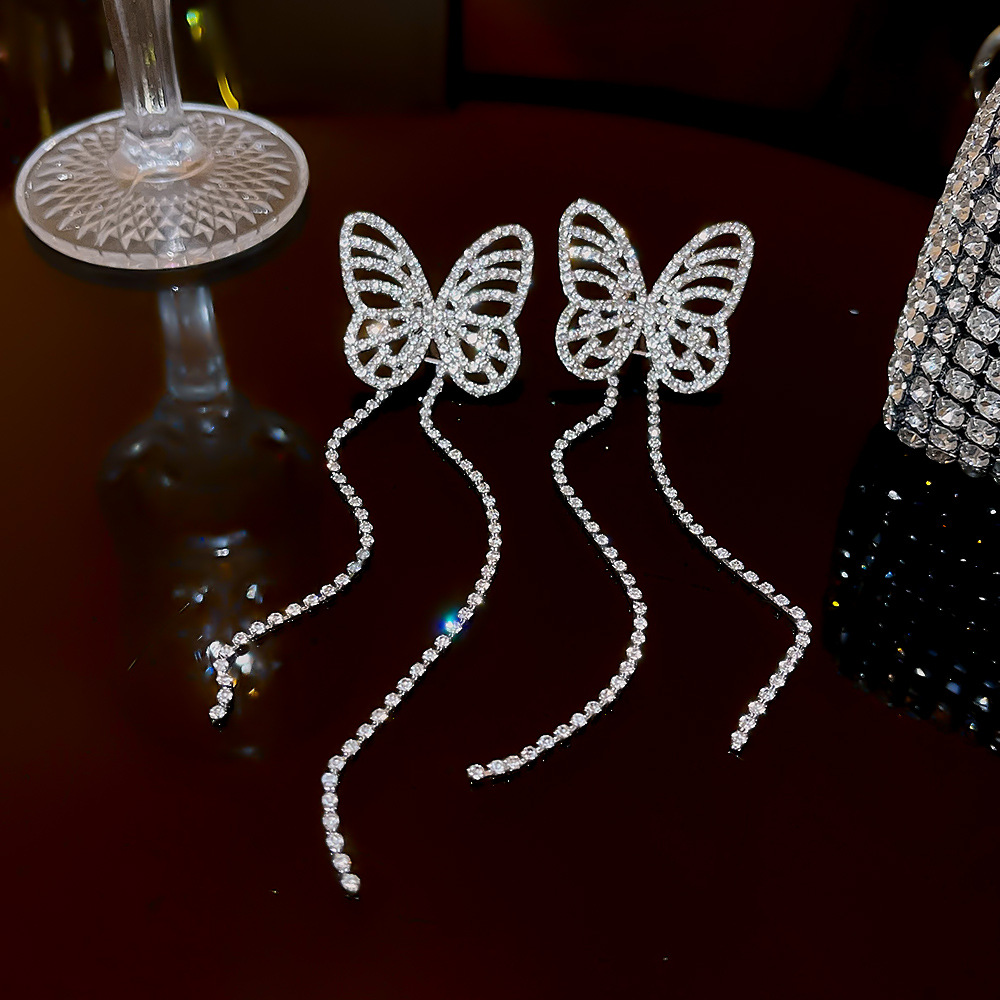 A pair of long, cold and elegant earrings with exaggerated and dazzling European and American style, featuring full diamonds and butterfly tassels Specification drawing