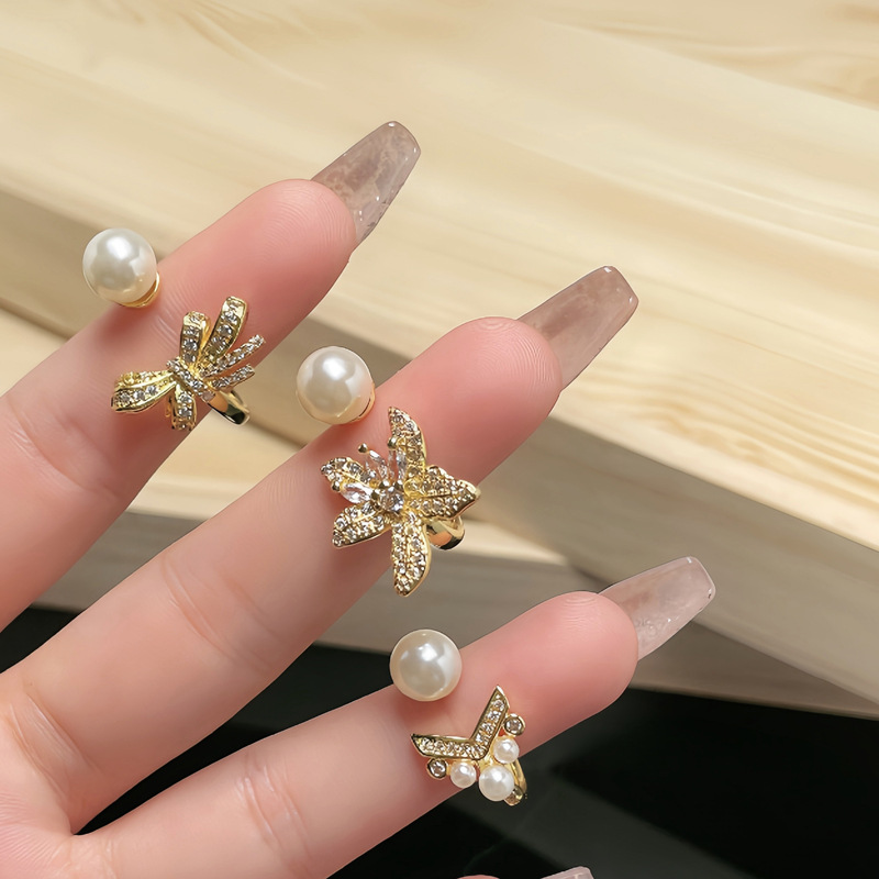 A best-selling pearl flower bow open ring on Xiaohongshu, featuring a fashionable and light luxury design for women with a European and American style Application Scenario