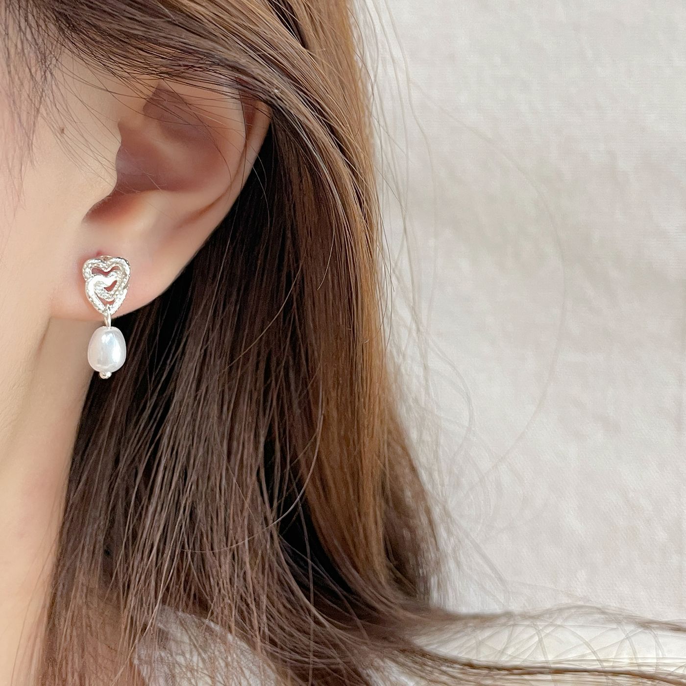 Korean-style simple heart-shaped pearl pendant earrings, women's silver needle, delicate and sweet daily, versatile and small earrings for commuting details Picture