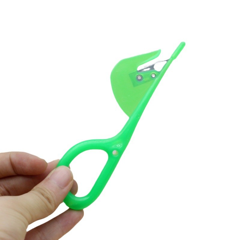 The household plastic-handled abdominal and intestinal knife for chickens, ducks, geese and pigs is a small and practical tool for killing fish. It can be used all the way through Item Picture