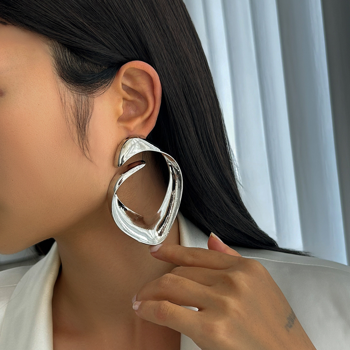 European and American cross-border accessories retro geometric exaggerated large stud Earrings Earrings irregular bow liquid earrings Application Scenario