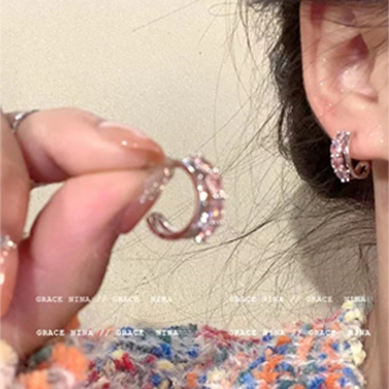Ins-style pearl stud earrings for women, light luxury, fashionable and high-end, versatile earrings, retro and elegant earrings, 925 silver needle wholesale Application Scenario