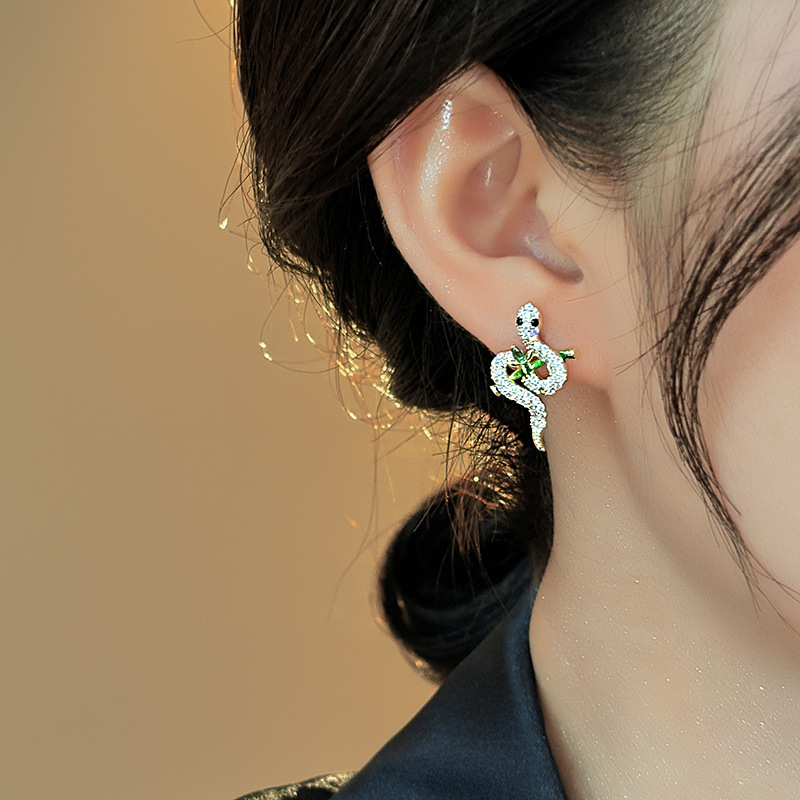 Autumn and winter French retro light luxury pearl earrings, 2024 new bestsellers, stud earrings, women's high-end and elegant earrings and pendants Application Scenario