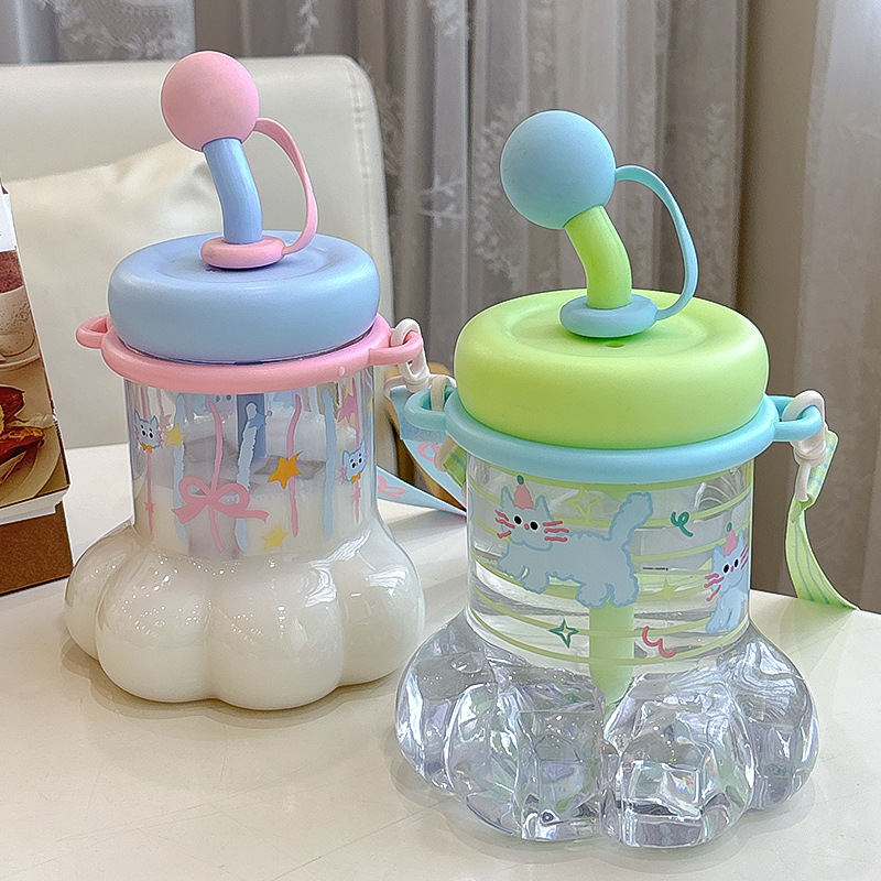 This cute cat-paw plastic cup has an adjustable rope for easy carrying. The cup body is designed with a silk-screened straw, making it a large-capacity drinking cup full figure