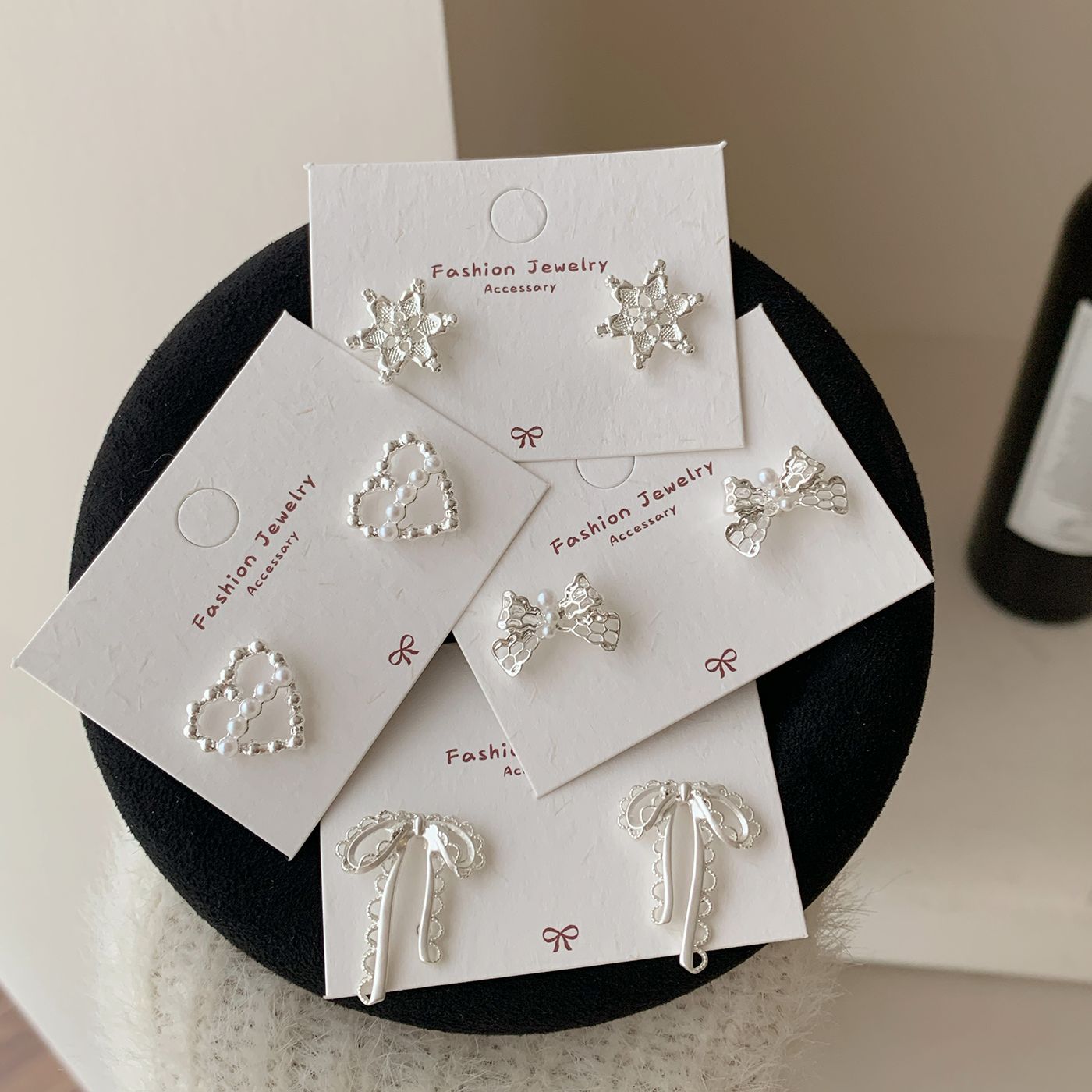 New Korean version pearl plain silver bow stud earrings, women's silver needles, exquisite light luxury, ins style, sweet and versatile earrings Application Scenario