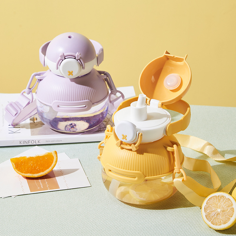 The new duck-bottom children's water cup is cute and comes with a straw. It is a leak-proof hand-held space cup and an outdoor portable cup details Picture