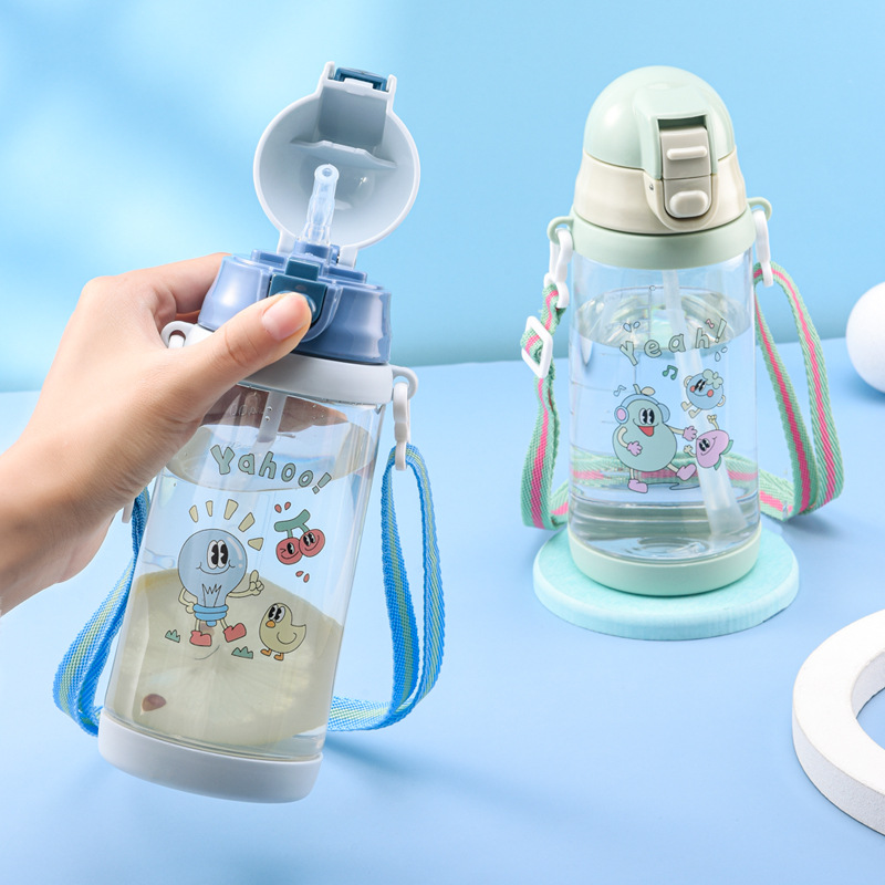 Children's water cups, portable plastic straw cups with straps for boys and girls to go to school in summer, and direct drinking water bottles for primary school students Specification drawing