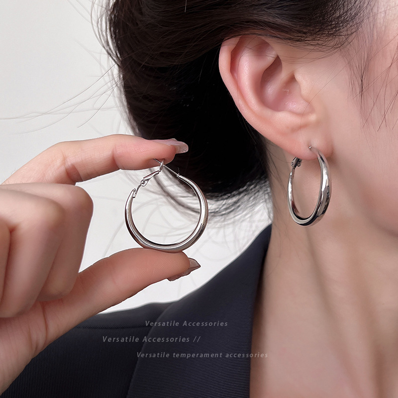 Silver pigment ring ear earrings, a simple and versatile bestseller for women, round face earrings, with a light luxury and high-end feel. Ring earrings and earrings Specification drawing