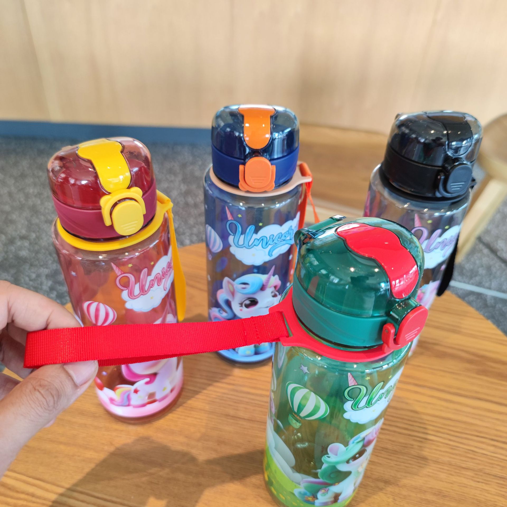 New high-appearance unicorn pattern water cup, 700ML outdoor sports student water bottle with a lifting rope Specification drawing