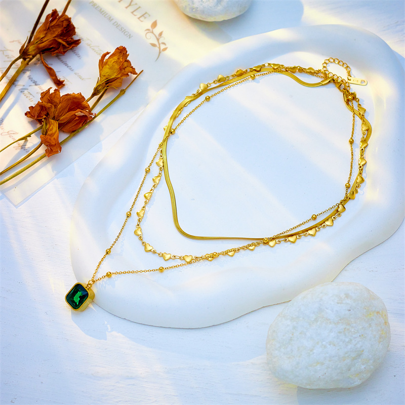 This is a high-end and versatile necklace with a multi-layer mixed and matched European and American fashion style, featuring a heart-shaped snake bone chain and an emerald diamond square pendant Specification drawing