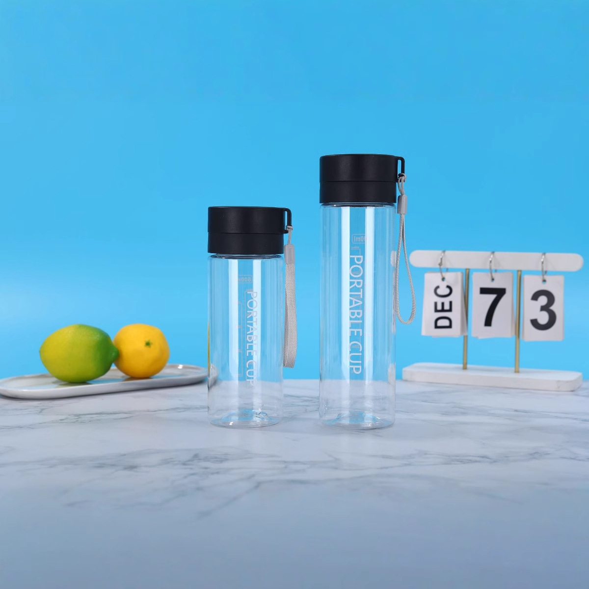 Double-lid frosted plastic cups, large-capacity sports water bottles with tea stranding, portable cups for outdoor use, wholesale Application Scenario