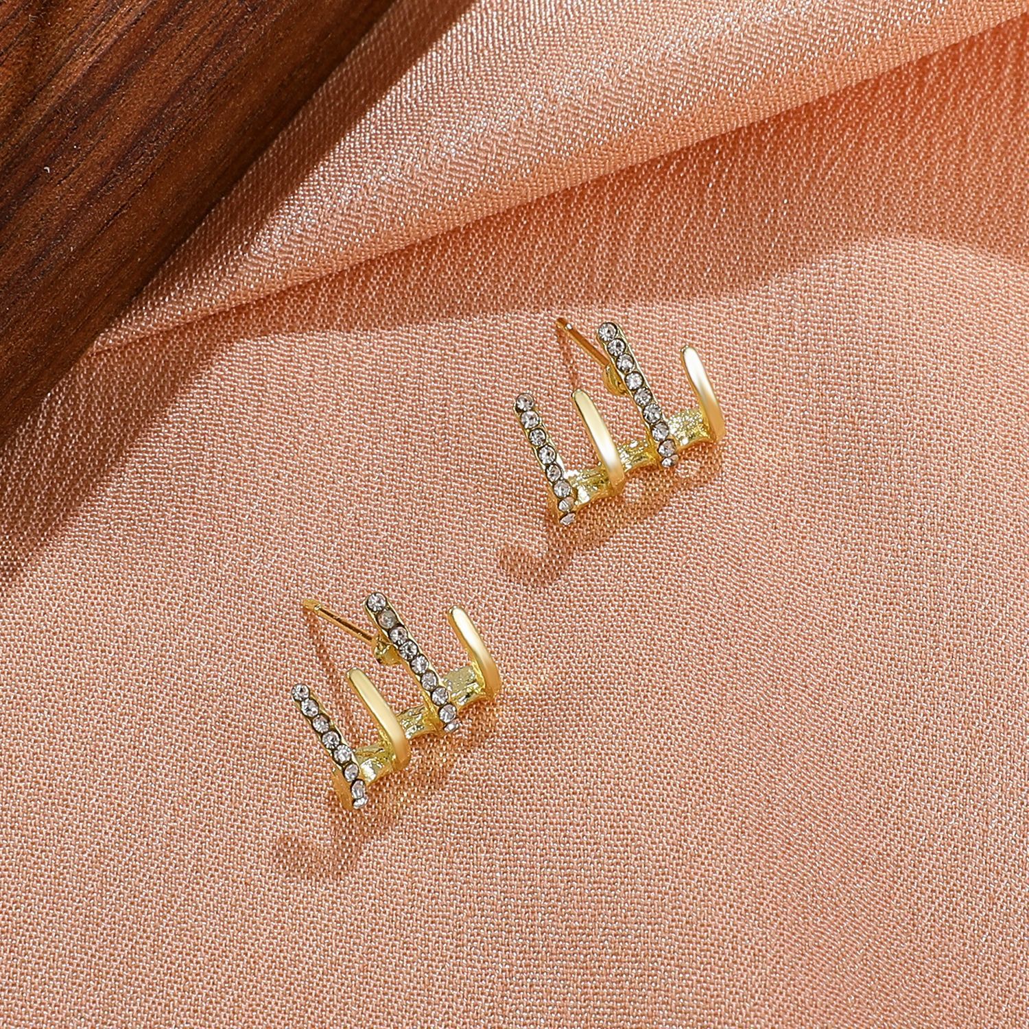 European and American retro four-pull earring earrings for women, French light luxury and niche design, micro-inlaid irregular geometric stud earrings Application Scenario