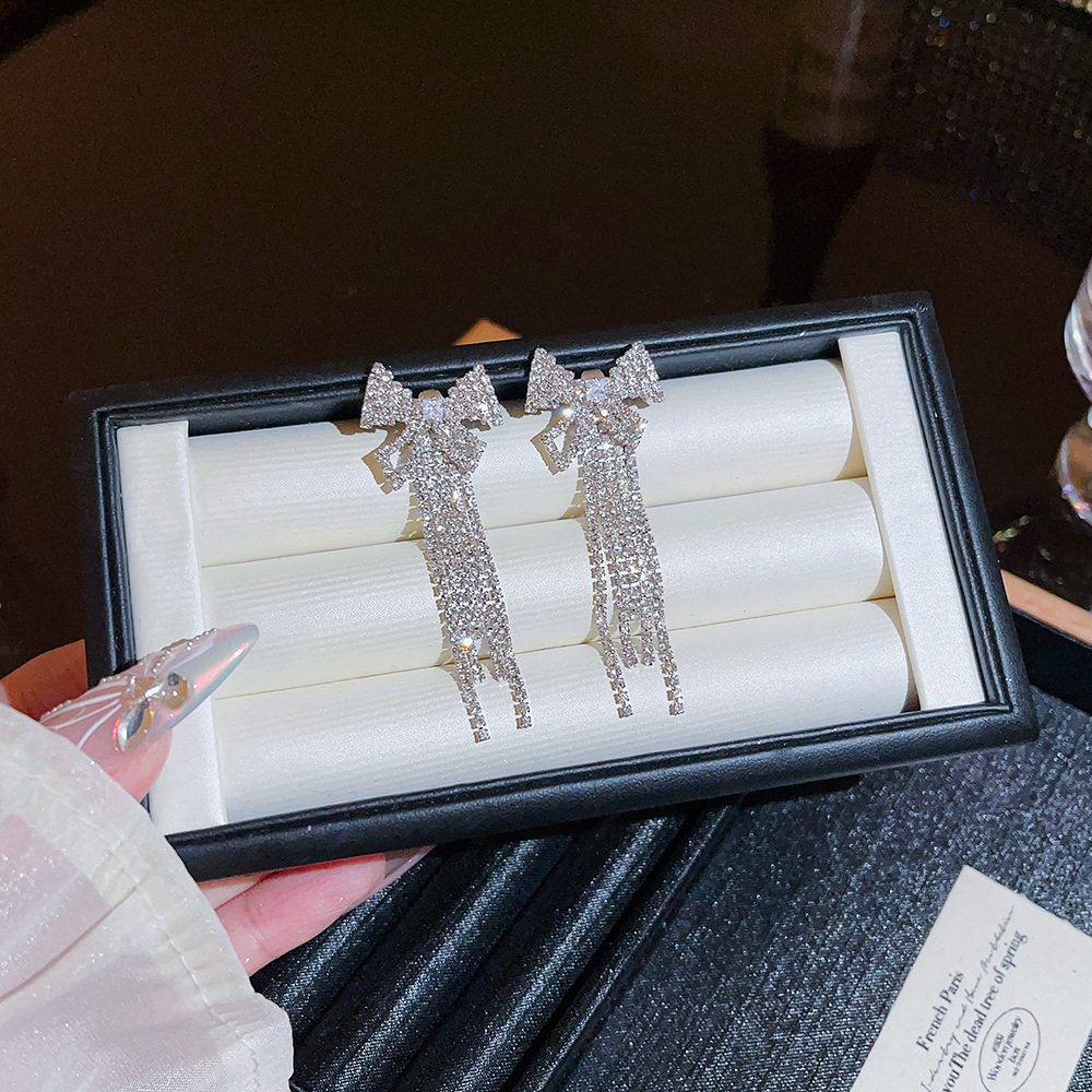 A niche design of a pair of earrings with tassels and a high-end touch, featuring bow stud earrings, is a versatile and sweet, cool style earpiece for women details Picture