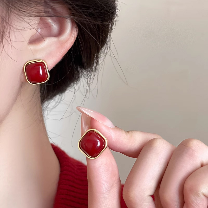 Retro Encore red geometric square glazed stud earrings for women, a niche design with a high-end feel, New Year autumn and winter earrings details Picture