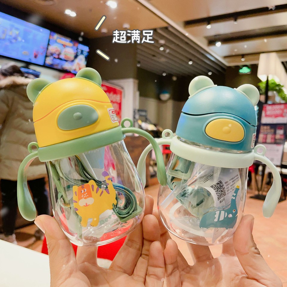 Infant cartoon bear straw cup, baby drinking cup, with handle, back rope and scale, children's water cup full figure