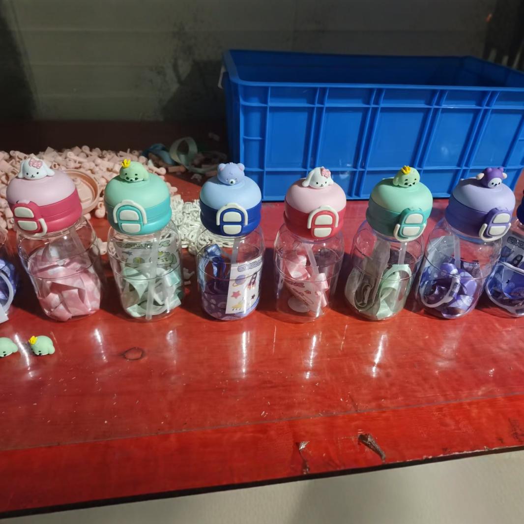 Summer portable double-drinking plastic water cup with straw, high appearance level sports water bottle, cups for boys, girls, students and children full figure