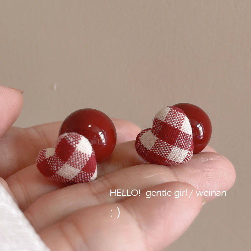 New Year and Christmas festive pom-pom earrings, 2024 new bestsellers, trendy autumn and winter high-end pearl stud earrings Application Scenario