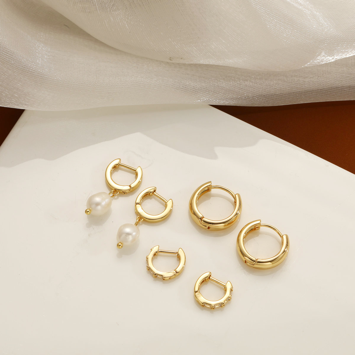 Golden ear rings for ladies, European and American retro style pearl pendant earrings, cross-border diamond-encrusted ear buckles, fashionable earrings and earrings Specification drawing