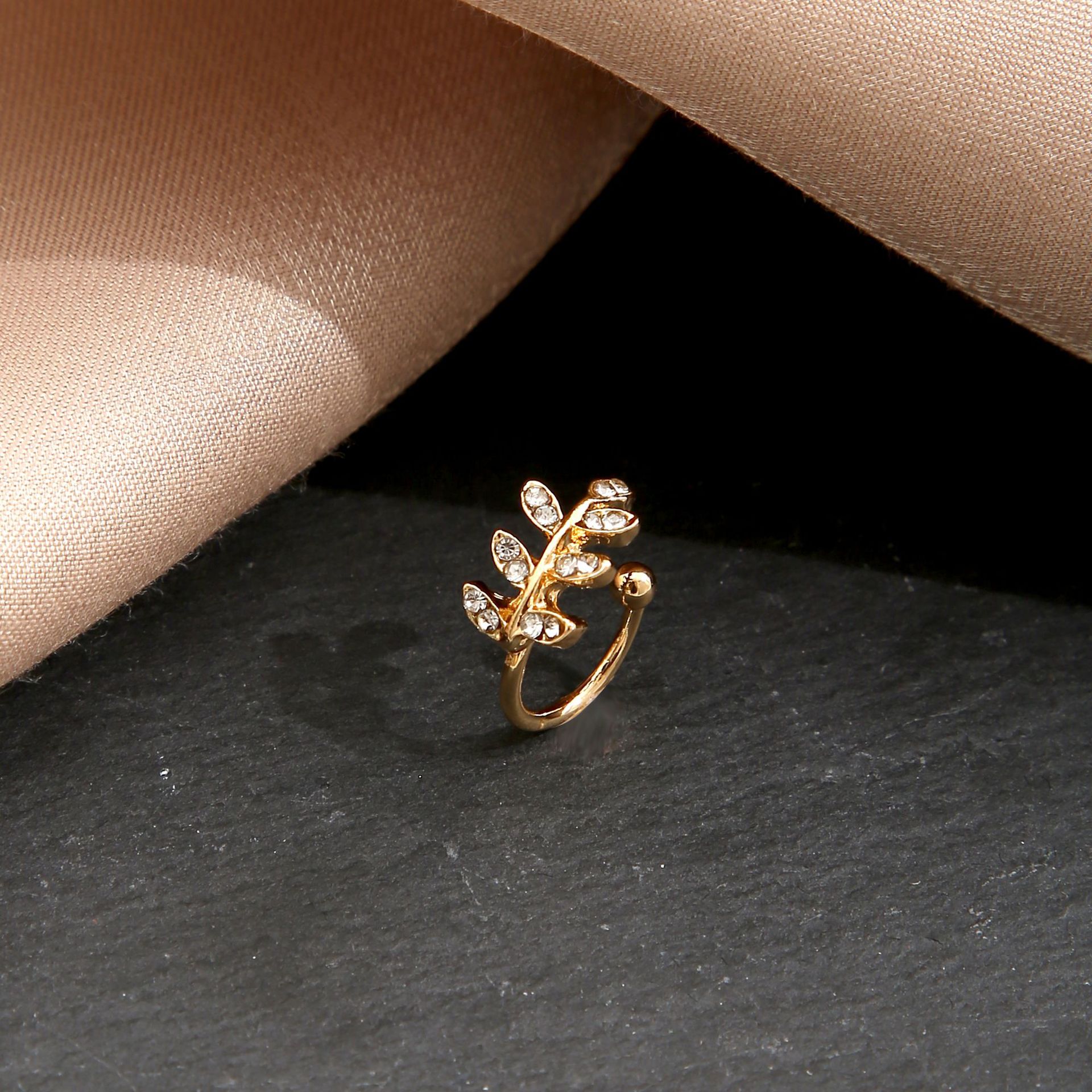 The popular point-drilled leaf ear bone clip in Europe and America, the no-ear hole ear clip, is a creative, simple and individual C-shaped cartilage clip details Picture