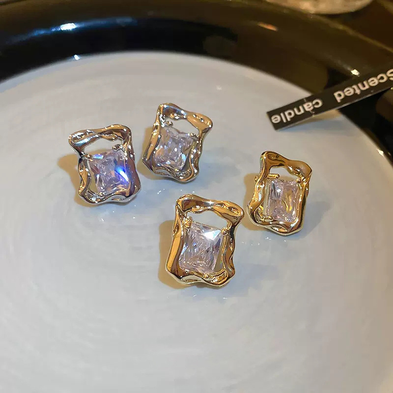 S925 Silver Needle Stud Earrings for Women's 2022 Autumn/Winter New Style, with a niche design sense, light luxury and versatile earrings, cold style earrings Specification drawing