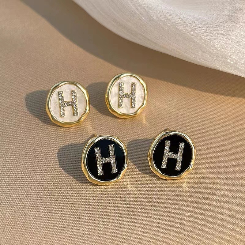 Elegant socialite earrings with a niche design sense, new trendy letter stud earrings, and high-end pure silver earrings in a delicate fragrance style full figure