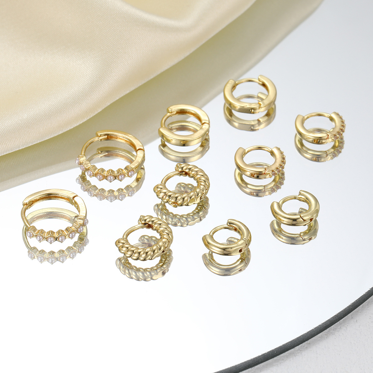 New cross-border imitation pearl earrings from Europe and America, with rhinestone ear rings, simple ear buckles and retro twisted metal ear ring earrings Specification drawing