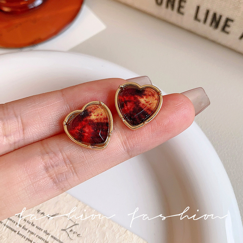 Maillard amber heart-shaped earrings, a new hit in 2025, are a light luxury and high-end retro earpiece full figure