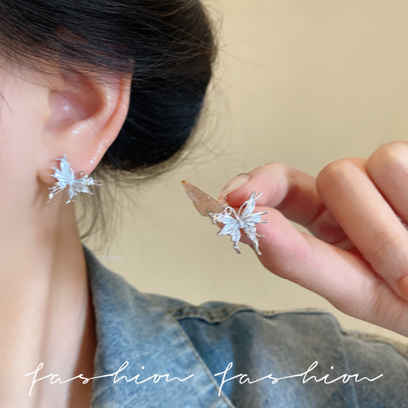 Cold and ethereal hollowed-out butterfly stud earrings for women to show off their faces, small ear bone stud earrings, exquisite and simple earrings, internet-famous earrings full figure