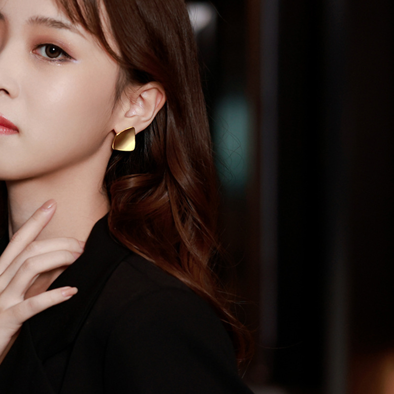 Retro and cold style European and American smooth geometric earrings, niche Hong Kong-style versatile golden square earrings details Picture