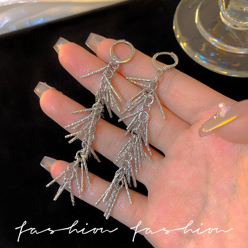 Super shiny silver long tassel exaggerated ear buckles, European and American high-end, light luxury and niche design, versatile and elegant earrings for women details Picture