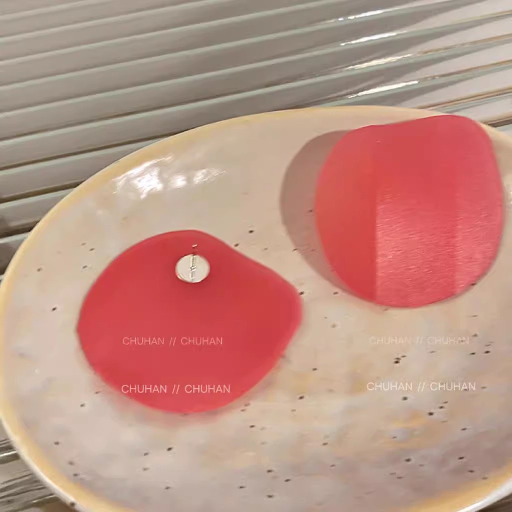 The shrimp chip earrings, the same as those worn by Faye Wong on the Spring Festival Gala, are a niche design for women with exaggerated stud earrings. They are a new fashion and individual earpiece in 2025 details Picture
