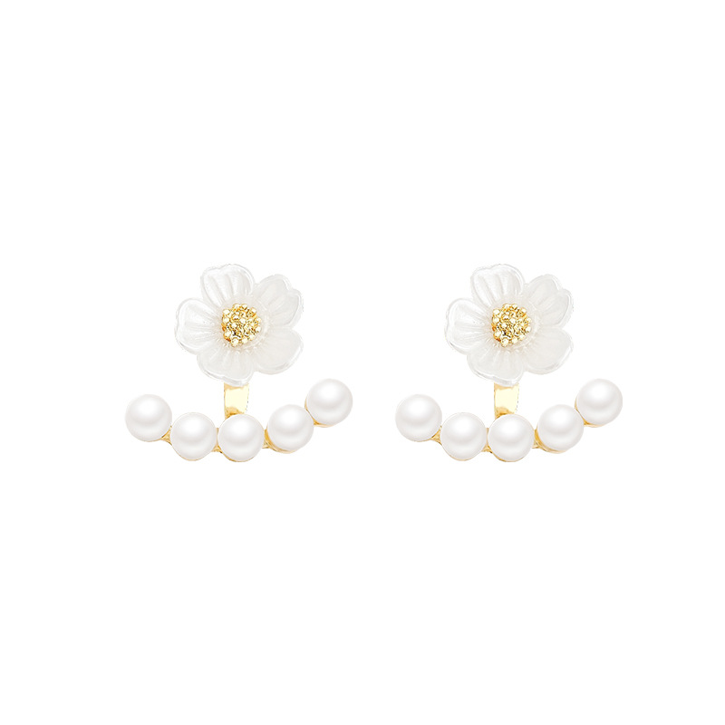 A pair of delicate and fresh pearl and flower stud earrings for a sweet girl with a delicate fragrance style, exuding an ethereal charm. Trendy silver needle earrings Item Picture