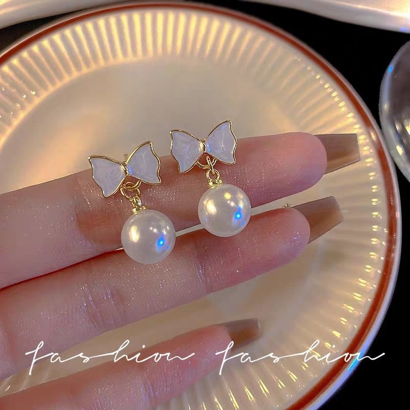 Elegant bow pearl stud earrings, retro new bestseller, niche design, high-end pure silver earrings and earrings full figure