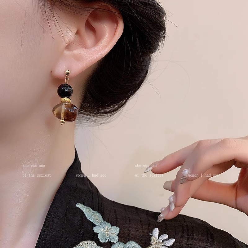 French retro amber earrings with a feminine high-end feel, acrylic beaded stud earrings, new Chinese-style Hong Kong-style fashionable earrings details Picture