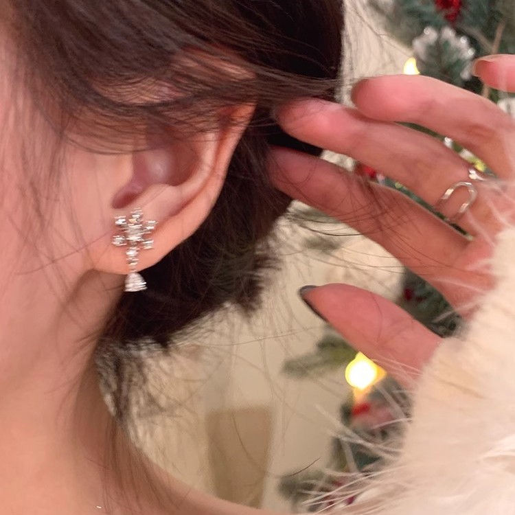 The new Christmas super sparkling snowflake stud earrings are a niche design for women, featuring zircon tassel earrings that exude a sense of light luxury and sophistication full figure