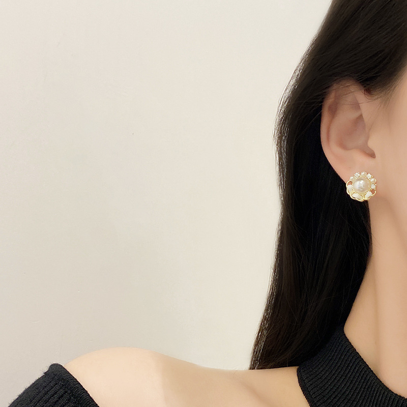 Camellia pearl stud earrings with a sense of design, fashionable Korean Internet celebrity style, diamond-encrusted earrings S925 silver needle earrings Application Scenario